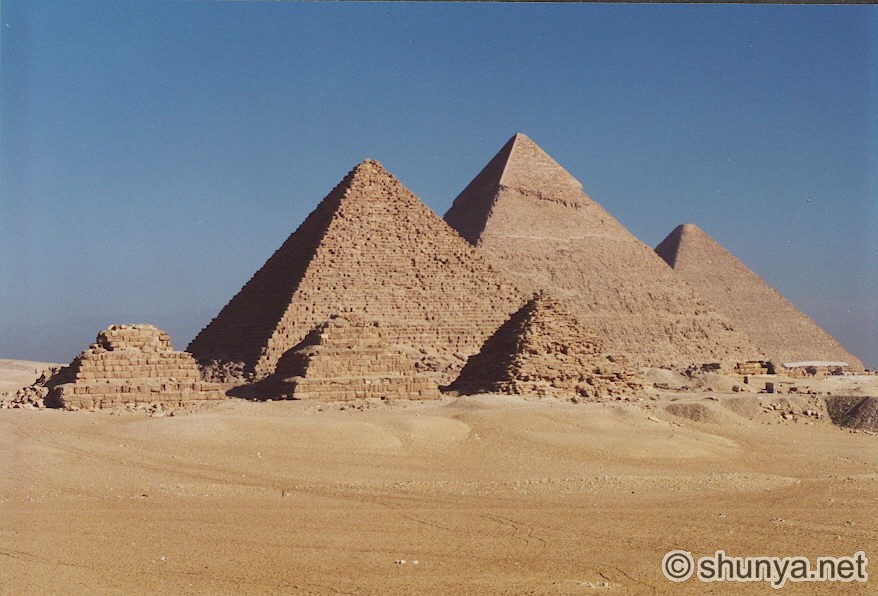 http://www.shunya.net/Pictures/Egypt/Memphis/PyramidsGiza1.jpg
