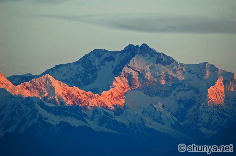 http://www.shunya.net/Pictures/Himalayas/Darjeeling/TigerHill04.jpg