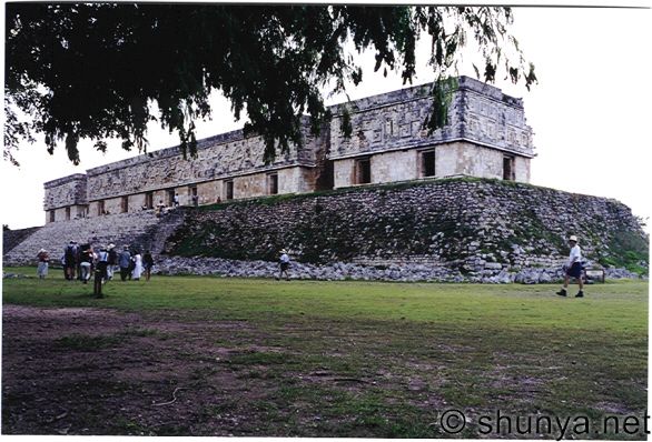 رحله المكسيك uxmal-hilltop-buildi