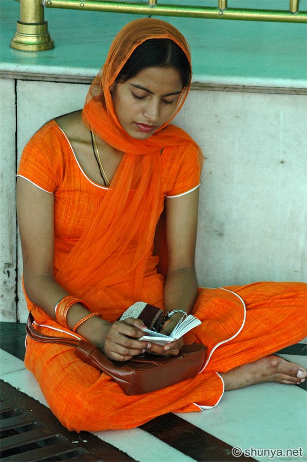 golden temple wallpaper. What#39;s she reading?