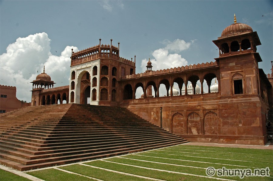 http://www.shunya.net/Pictures/NorthIndia/Bhopal/MotiMasjid.jpg