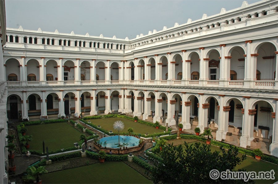 http://www.shunya.net/Pictures/NorthIndia/Calcutta/IndianMuseum.jpg