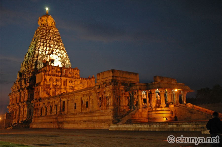 http://www.shunya.net/Pictures/South%20India/Tanjore/TempleNight02.jpg