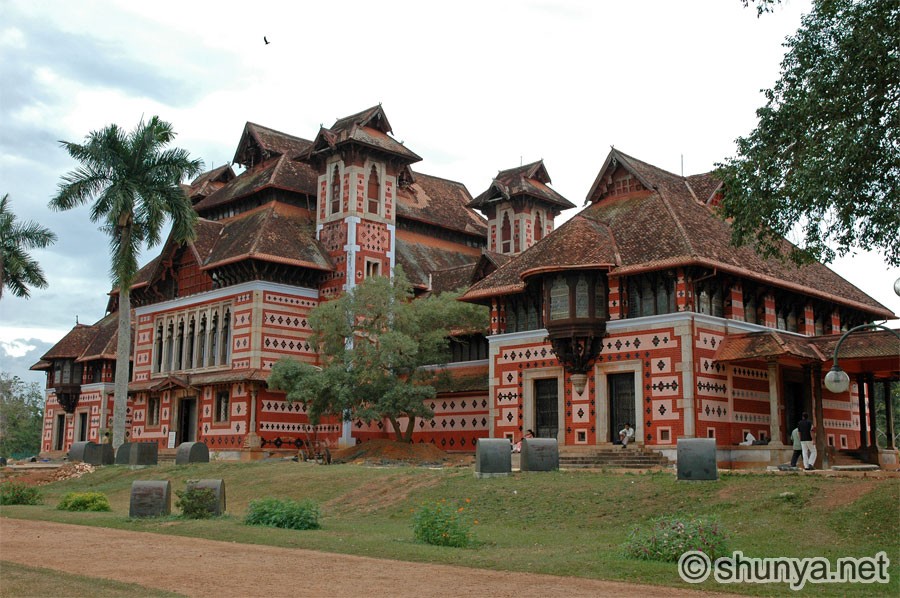 http://www.shunya.net/Pictures/South%20India/Trivandrum/NapierMuseum.jpg